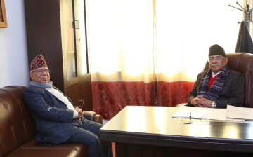 प्रधानमन्त्री प्रचण्डले माधव नेपालसँग मागे विश्वासको मत